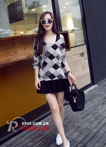 秋季街头女生示范搭配 小短裙与卫衣的搭配