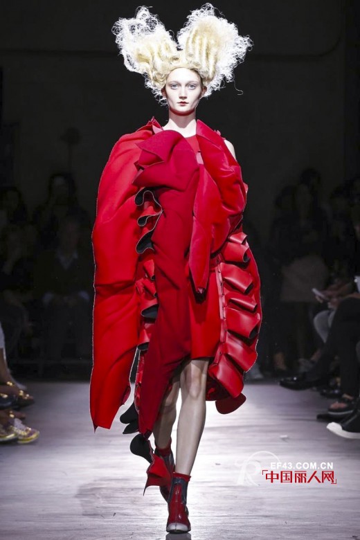 秀场风采:COMME des GARCONS发布2015春夏系列