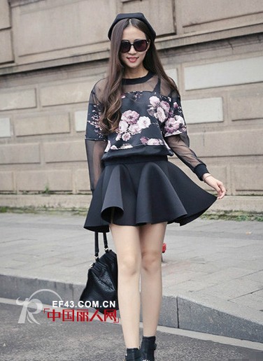 秋季街头女生示范搭配 小短裙与卫衣的搭配