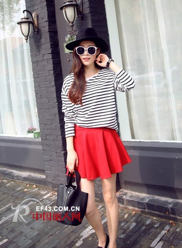 秋季街头女生示范搭配 小短裙与卫衣的搭配