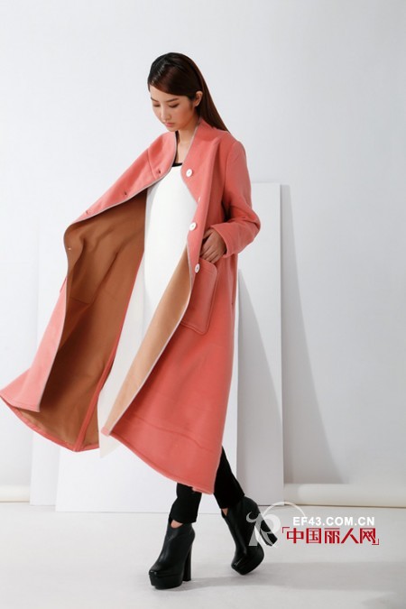 秋冬长裙修身搭配 甜美开衫搭出邻家范