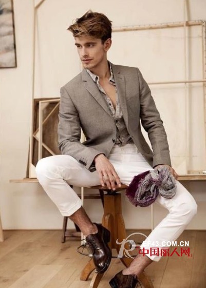 男士西装巧搭术 怎么穿西装才能让她爱上你