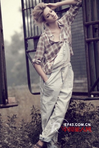 T恤搭配背带裤 减龄扮嫩穿出少女感觉