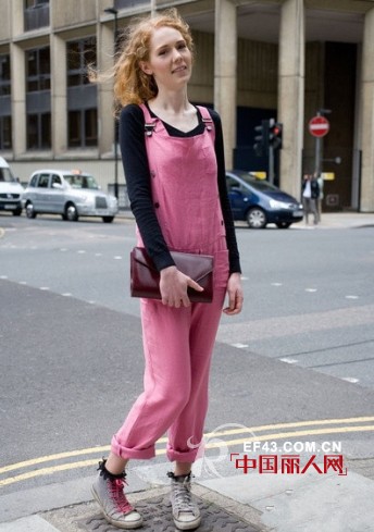 T恤搭配背带裤 减龄扮嫩穿出少女感觉