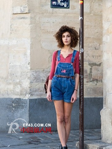 T恤搭配背带裤 减龄扮嫩穿出少女感觉