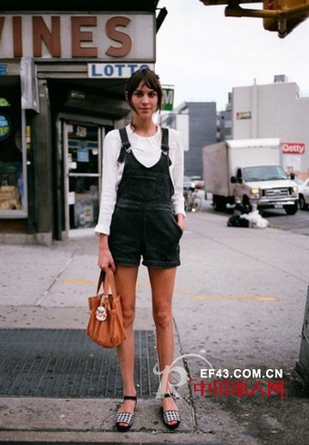 T恤搭配背带裤 减龄扮嫩穿出少女感觉