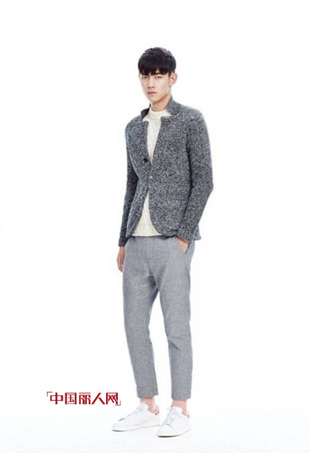 男士秋装如何搭出气质  迷彩马甲呢子外套搭配