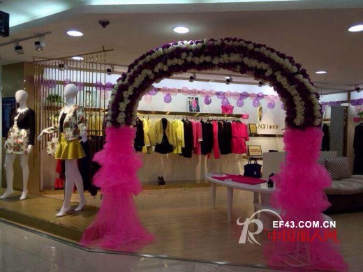 热烈祝贺赫梵茜女装再添五位新成员  新店开张祝生意兴隆