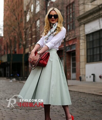 国庆出游怎么穿才好看? 一款白衬衫让你百搭不重样