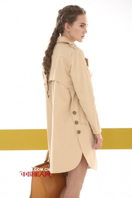 简约女装风衣搭配 嘉彩女装风衣款式搭配