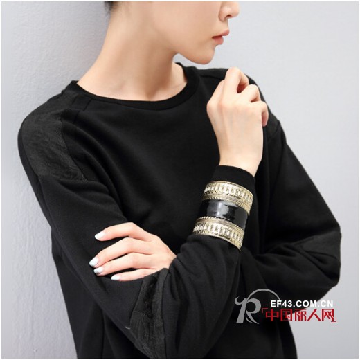 卫衣新款来袭 宽松卫衣搭配术