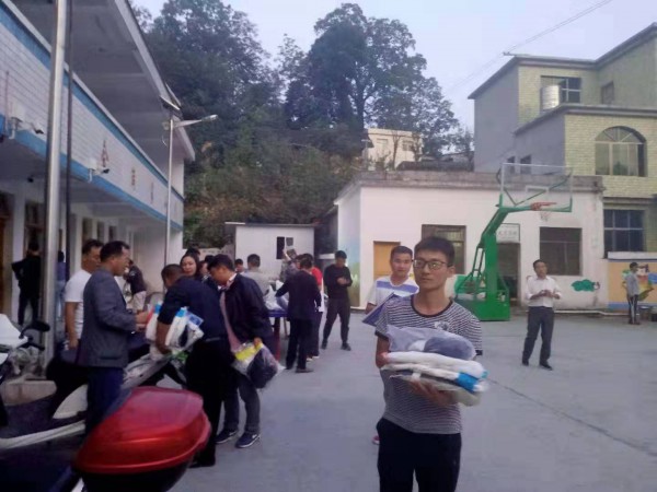 阿莱贝琳贵州献公益!我们一直在行动 从未停下脚步!