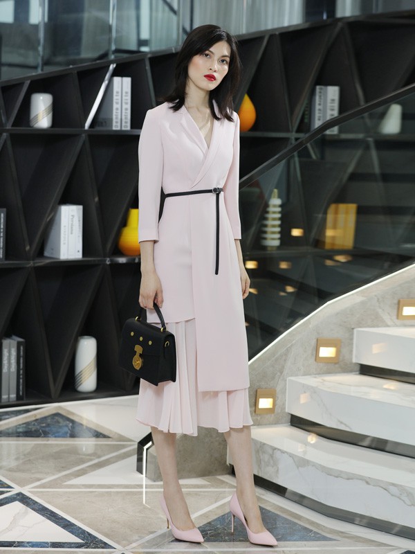 职场女精英们如何穿搭套装裙 拉蒂赛为你带来气质女神装