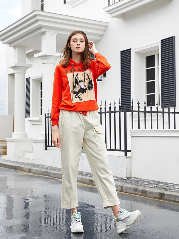 早秋你可能还缺少一款卫衣 穿出你的甜美率性