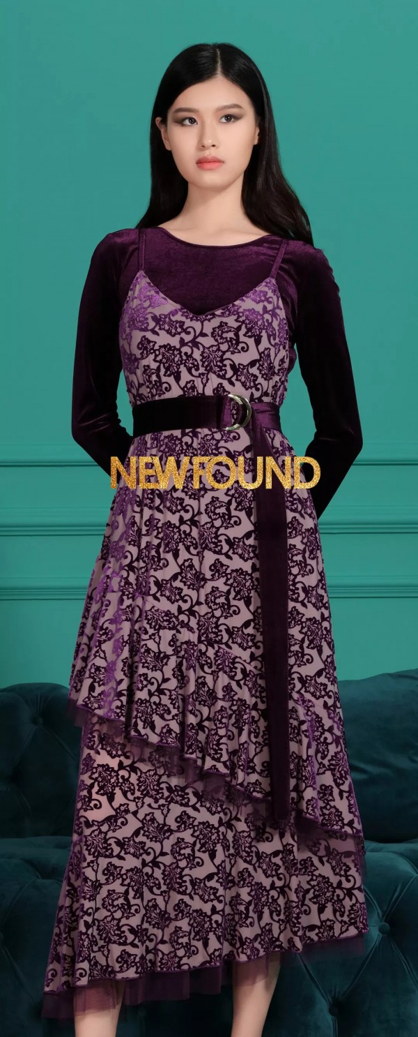 都市间女性的奢华复古 在浪漫紫色展示魅力