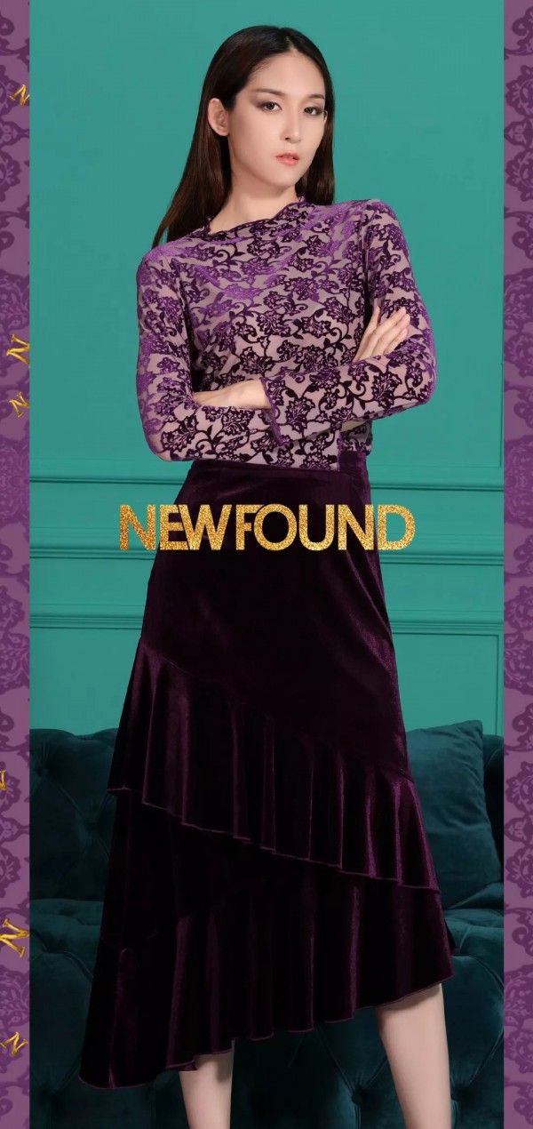 都市间女性的奢华复古 在浪漫紫色展示魅力