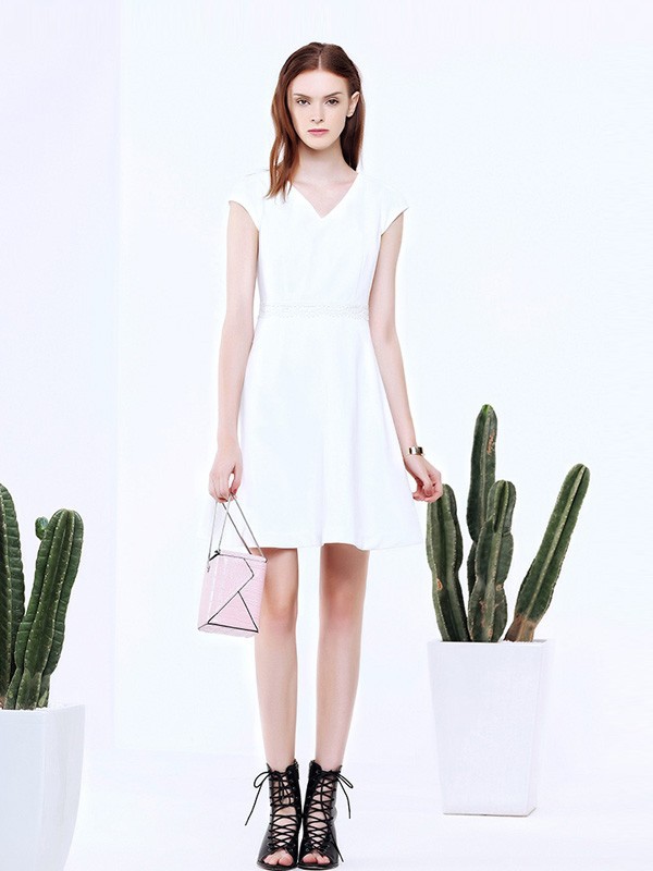 无袖连衣裙怎么选 红贝缇呈现优雅穿搭