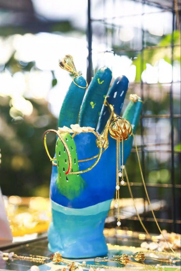 流行配饰｜“时令”配饰大赏,get你的时髦“救星”