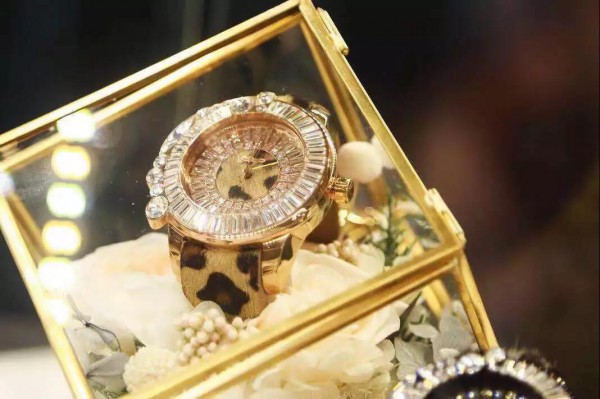 流行配饰｜“时令”配饰大赏,get你的时髦“救星”