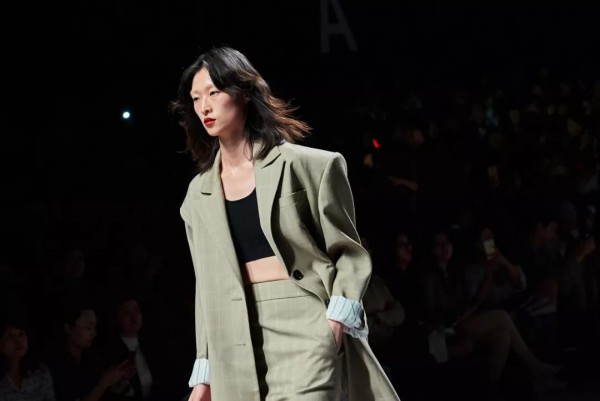 2020上海时装周Day1 LILY商务时装告诉你职场女性到底可以穿得多好看