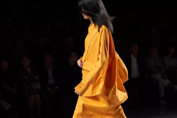 2020上海时装周Day1 LILY商务时装告诉你职场女性到底可以穿得多好看