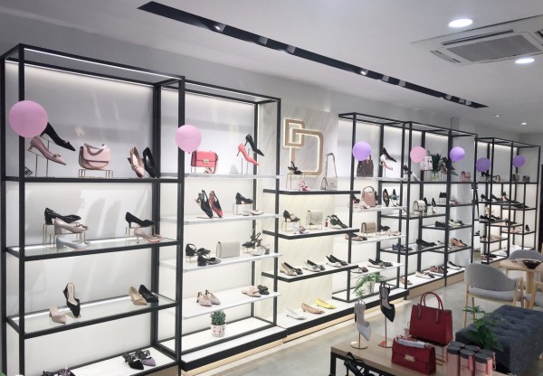 升级实体零售 丹比奴鞋包加盟路一路开挂 成为创业首选!