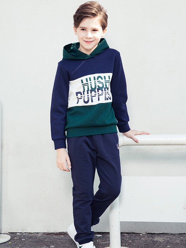 卫衣配什么样的裤子好看 连帽卫衣配宽松牛仔裤好看吗