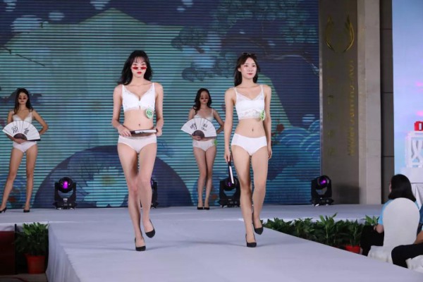 热烈庆祝欧林雅服饰2020春夏新品订货会圆满完成