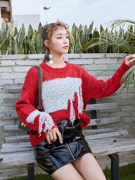 秋季毛衣配什么裙子好看 黄色毛衣配什么颜色