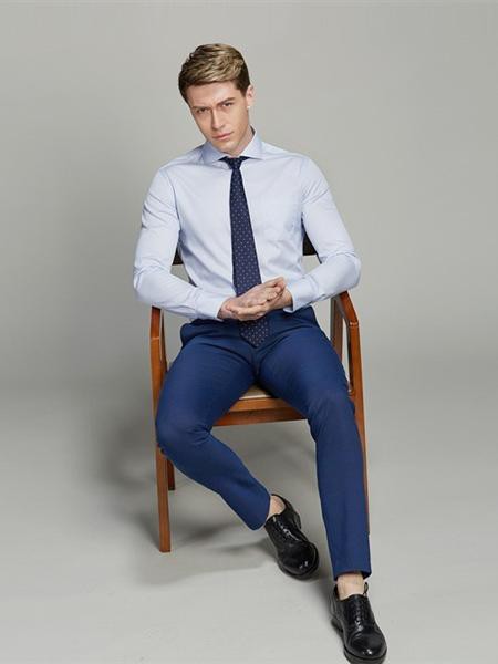 在职场场合中男士搭配什么样的西装才能展现出干练稳重的形象