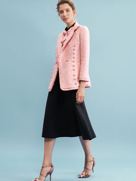 粉色单品让你的造型甜度升级 红贝缇凸显女性优雅气质