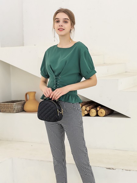 绿色上衣搭配什么样的衣服好看 艾诺绮为你解决穿搭难题