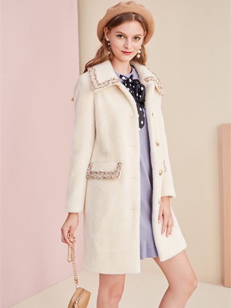 今年羊羔绒外套里面怎么搭配 今年流行什么样的外套