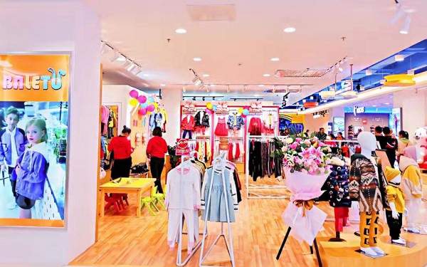 实业童装加盟品牌选芭乐兔 王女士加盟店开张生意火爆