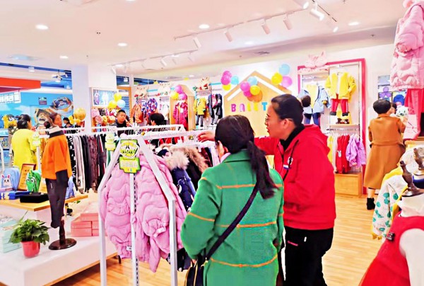 实业童装加盟品牌选芭乐兔 王女士加盟店开张生意火爆