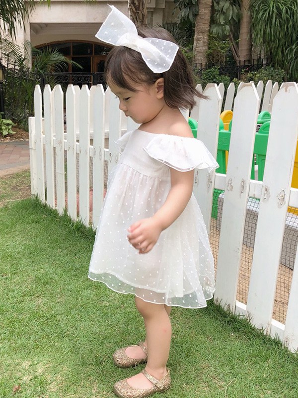 儿童白色连衣裙穿出孩子的天真可爱 莫小汐为你搭配