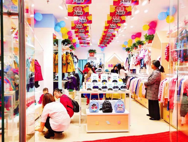 芭乐兔童装加盟火热  经销商张女士开业大卖