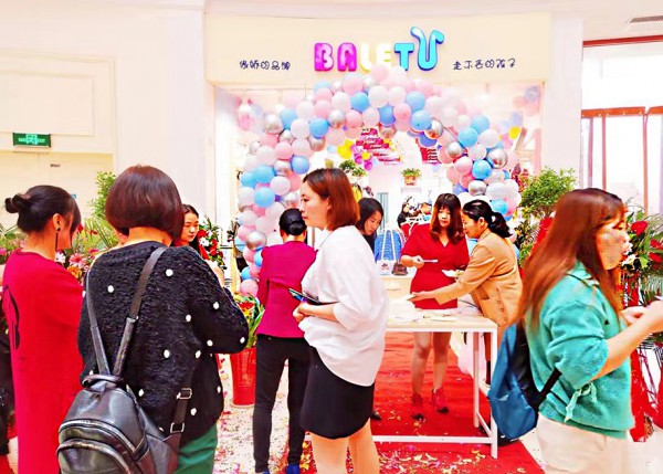 芭乐兔童装加盟火热  经销商张女士开业大卖
