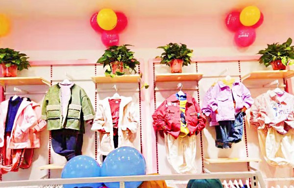 芭乐兔童装加盟火热  经销商张女士开业大卖
