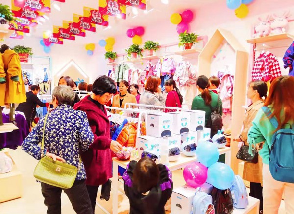 芭乐兔童装加盟火热  经销商张女士开业大卖