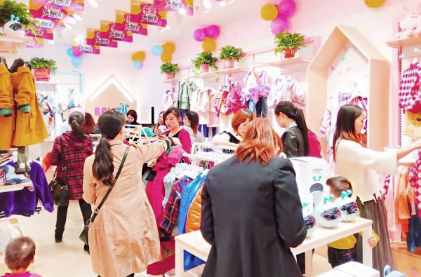 芭乐兔童装加盟火热  经销商张女士开业大卖