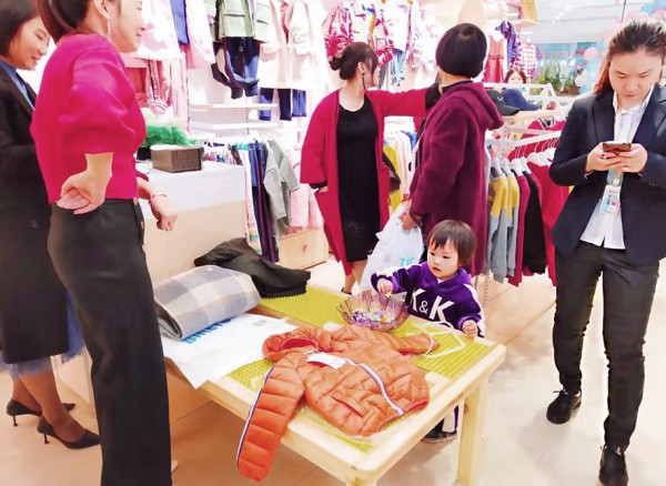 芭乐兔童装加盟火热  经销商张女士开业大卖