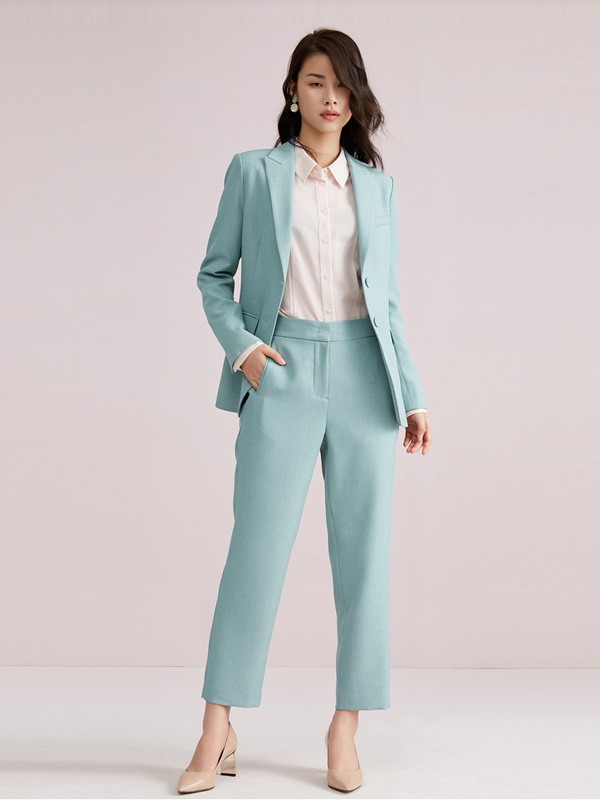 亮色系的西装套装女性好驾驭吗 轻熟风造型怎么搭配