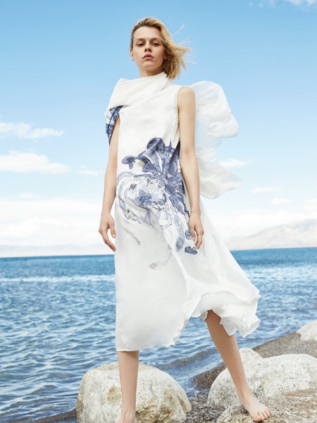 知性女装的穿搭 主提女装为你搭配