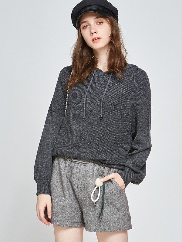 连帽毛衣配裤子还是裙子好看 连帽毛衣下身怎么搭配好