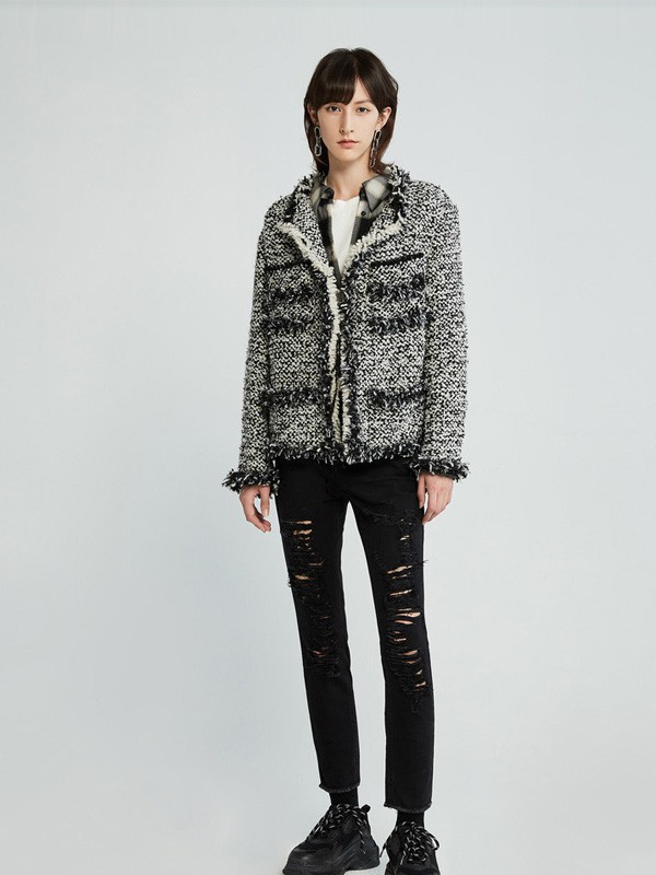 经典单品怎么搭配出个性 黑色破洞牛仔裤怎么穿更时髦