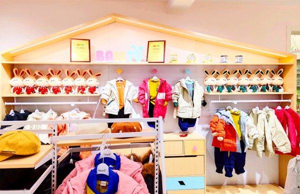 童装加盟10大品牌  芭乐兔0经验经销商刘女士培训后快速盈利