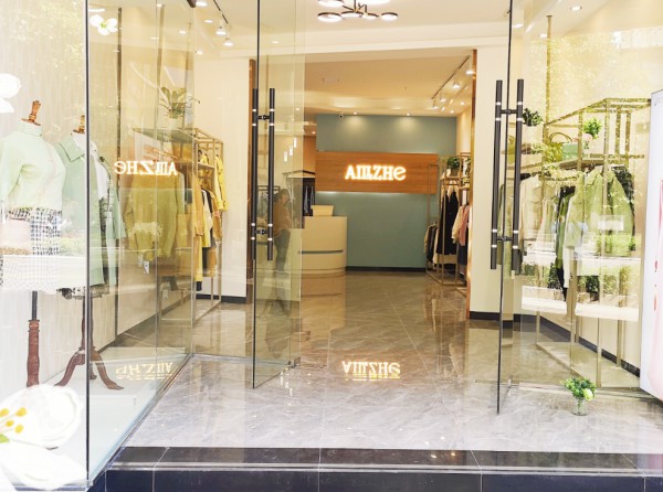 热烈祝贺艾丽哲女装在今日的贵州新店盛大开业 祝生意兴隆