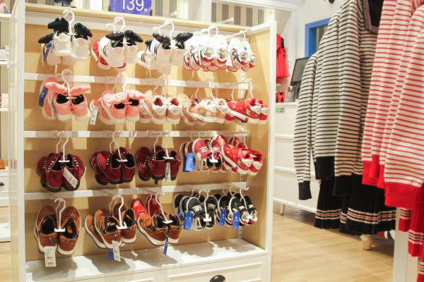 经营伊顿品牌童装店如何陈列商品更好吸引顾客注意