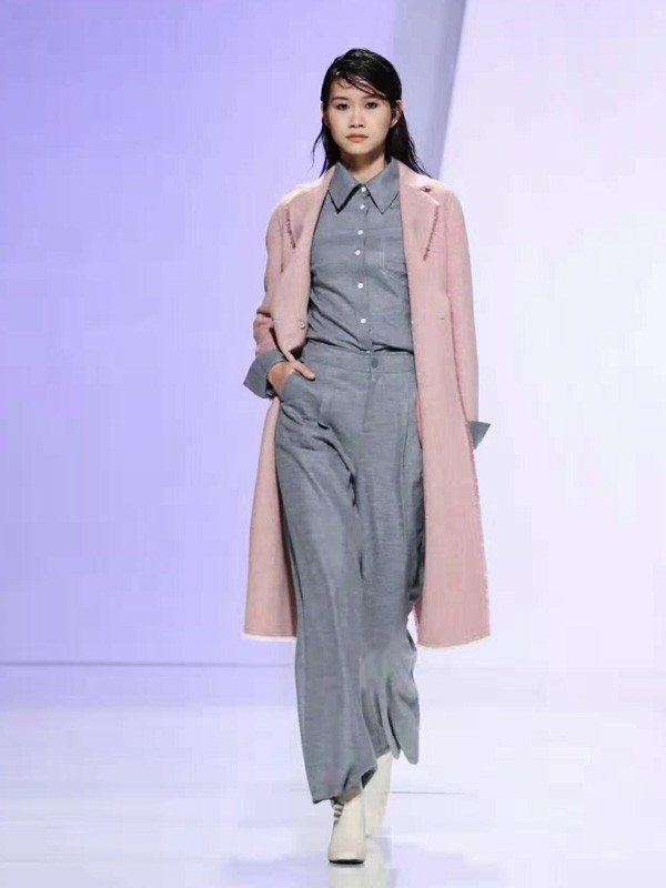 粉色和灰色搭配好看吗 秋冬这样穿更显气质